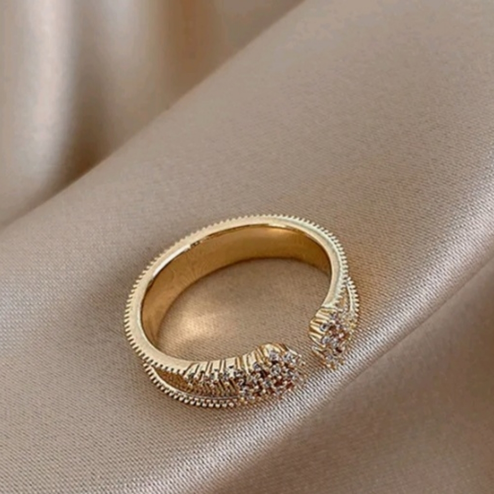 gold ring - Picture 3 of 3